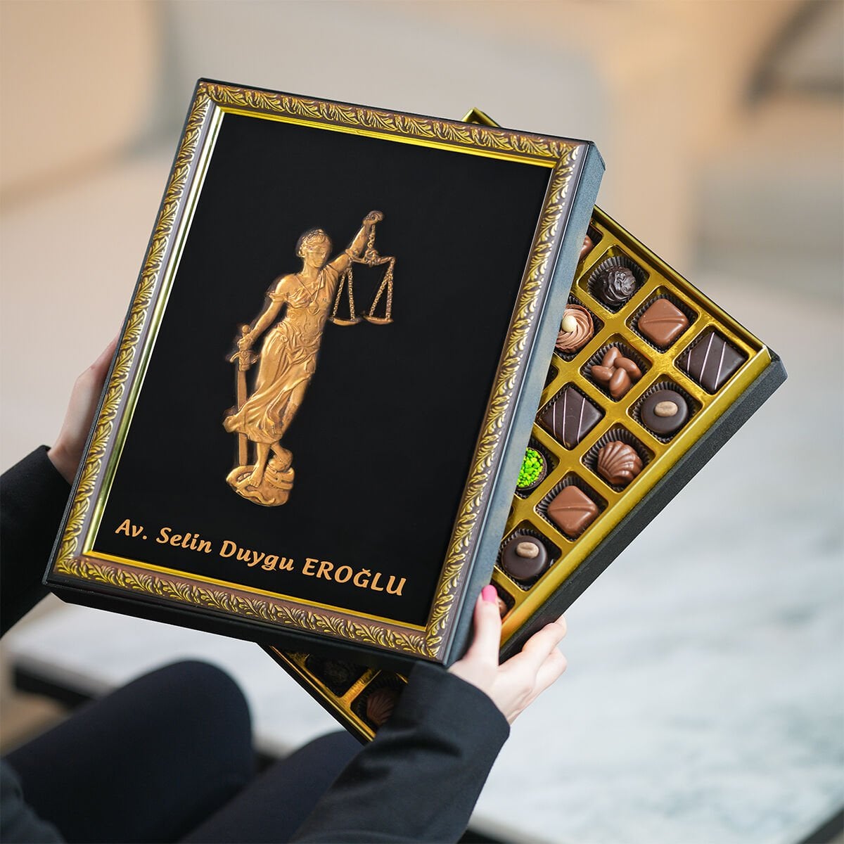 Adalet Terazisi Figürlü Kişiye Özel Avukat Hediyesi Büyük Boy Spesiyal Çikolatalı